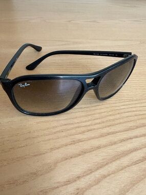 Ray-Ban Unisex Black Frame Sunglasses with Brown Gradient Lenses